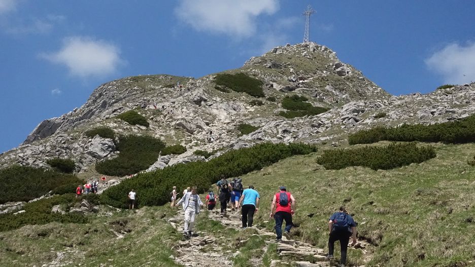 Tatry. Mimo zakazu po burzy turyści wchodzą na Giewont