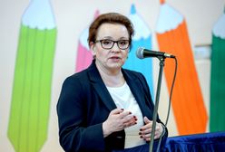 Minister Zalewska zbywa pytania wyborców. Okrzyki z sali: "Uciekajcie, uciekajcie!"