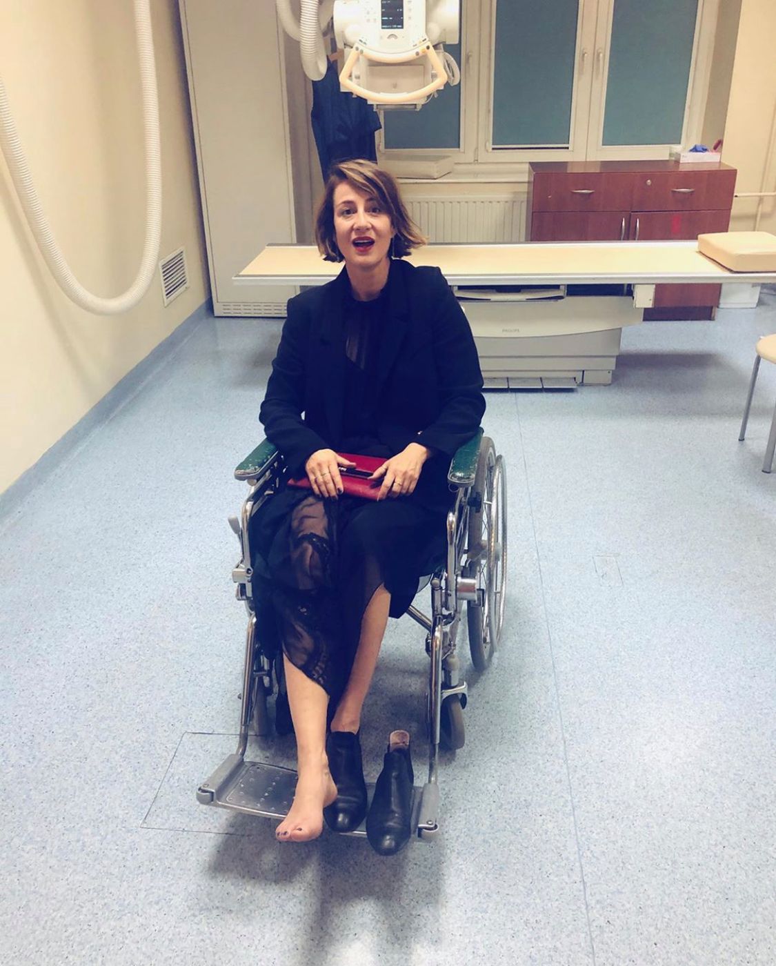 Maja Ostaszewska trafiła na wózku inwalidzkim do lekarza. Na szczęście tylko złamała palec. 