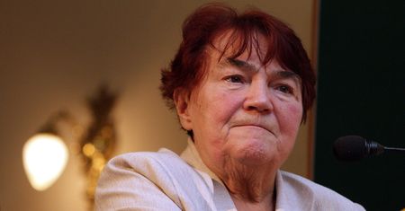 "Utną głowę mojemu Przemkowi". Jadwiga Gosiewska chce zmiany pomnika syna