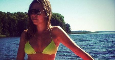 Aleksandra Kwaśniewska zrobiła sobie zdjęcie w stroju kąpielowym. Ale to nie ona kradnie show