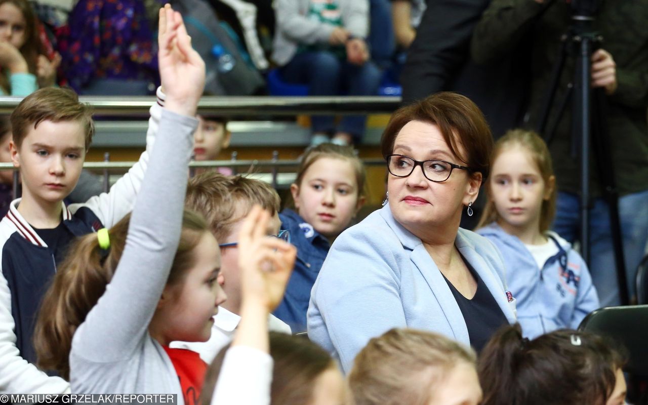 Minister Zalewska zapowiadała ciepłe posiłki dla uczniów. "Nie ma żadnego projektu w tej sprawie" 