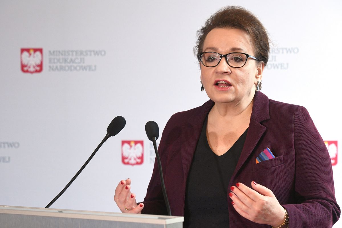 Anna Zalewska proponuje nauczycielom szybkie podwyżki. ZNP nie wierzy minister i nadal grozi strajkiem