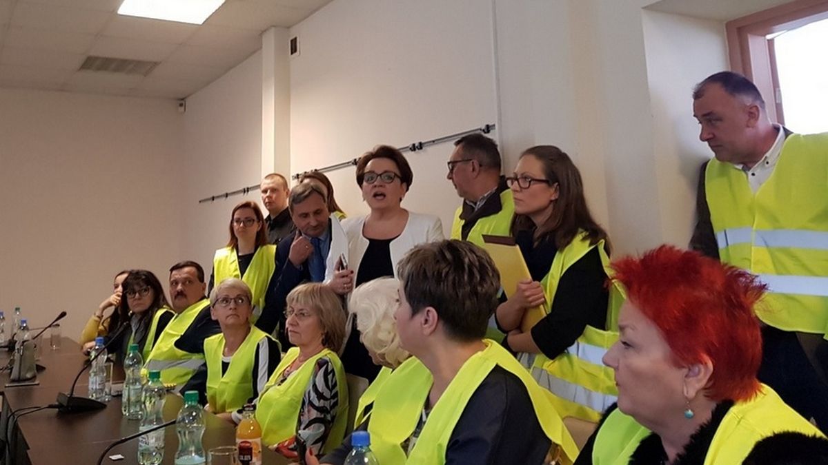 Minister Zalewska krótko gościła na spotkaniu z nauczycielami