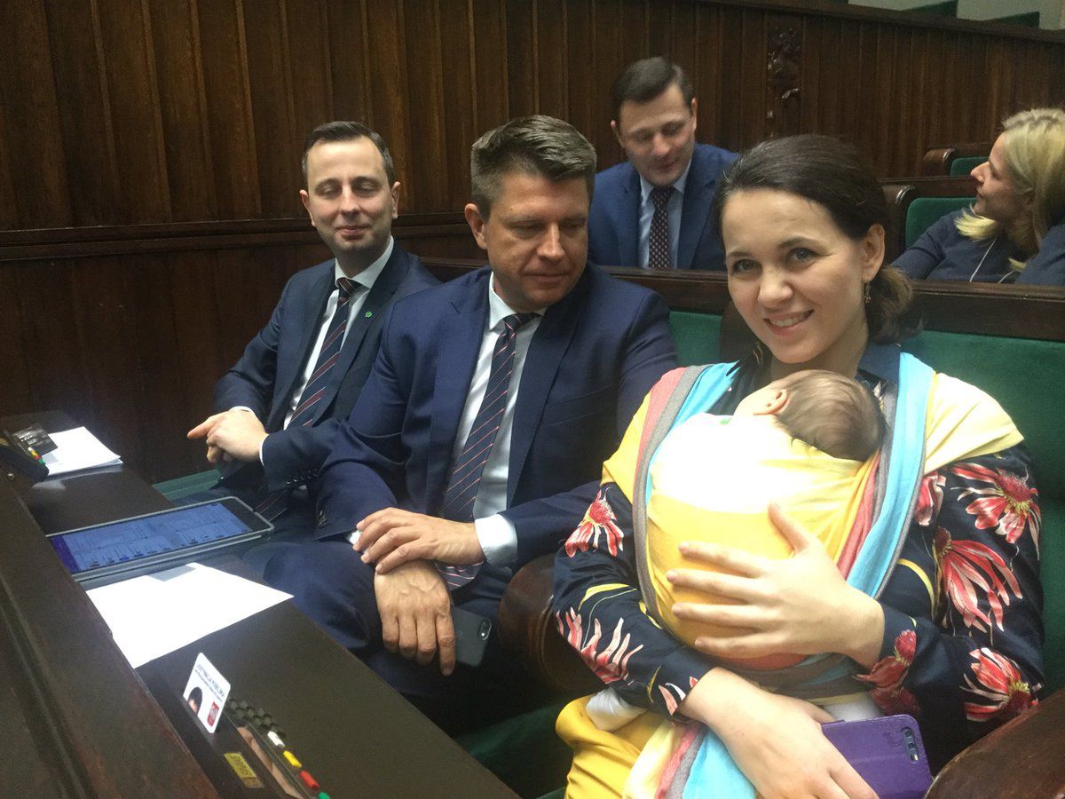Kornelia Wróblewska z dwumiesięczną córką przyszła na posiedzenie sejmu