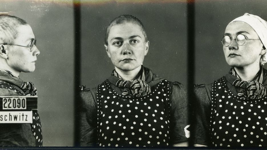 Seweryna Szmaglewska (1916-1992) - pisarka i jedyna Polka zaproszona do złożenia zeznań w procesie norymberskim. Osiemnastego lipca 1942 roku została aresztowana przez gestapo i przewieziona do obozu Auschwitz-Birkenau. 18 stycznia 1945 roku udało jej się uciec z Marszu Śmierci. 