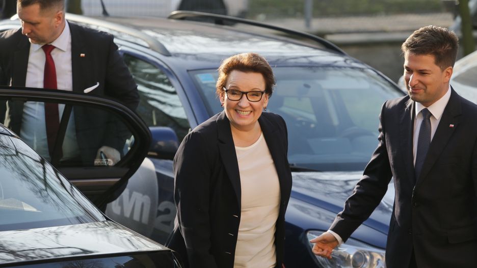 Anna Zalewska korzysta z limuzyn MEN oraz z kilometrówki. W zależności od tego, jakie obowiązki wykonuje