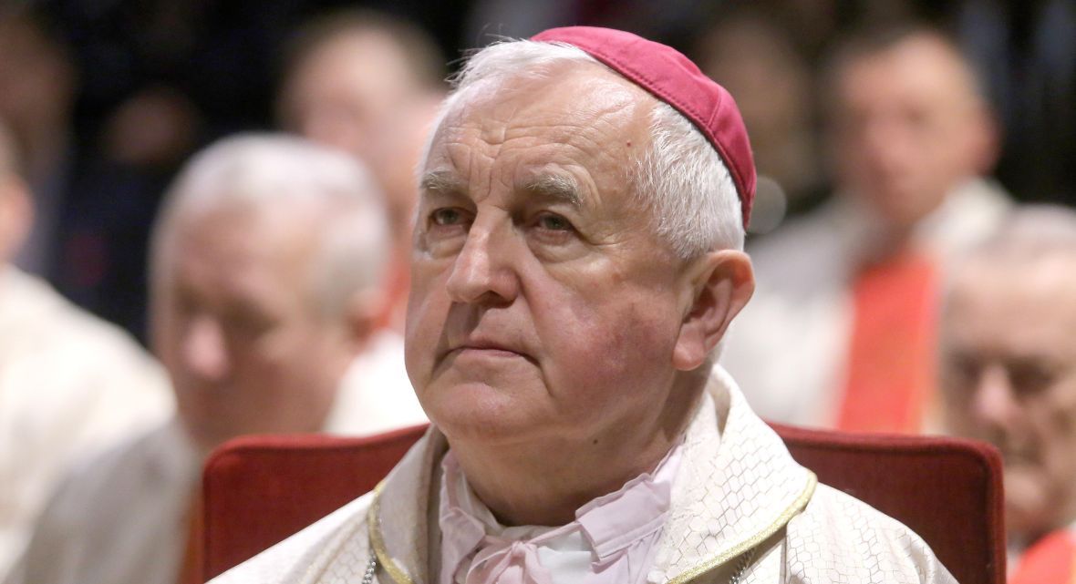 Bp Jan Szkodoń jest oskarżany o to, że przed laty molestował nastolatkę 