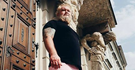 To on przytulał narodowców. "Być Polakiem oznacza bycie pozytywnym"