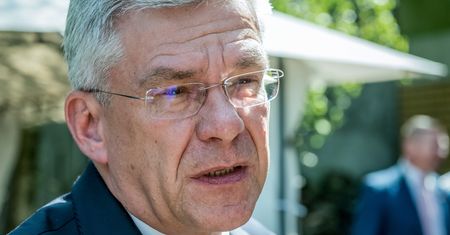 Stanisław Karczewski krytykuje Krystynę Pawłowicz i Stanisława Piętę. Na prezent zasłużył polityk PO