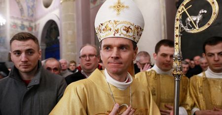 Biskup Mirosław Milewski: nie mieszkam w pałacu