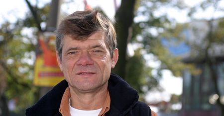 Henryk Gołębiewski dorabia jako monter. Żadnej pracy się nie boi