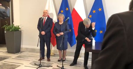 Marszałek Tomasz Grodzki źle umył ręce? Stanisław Karczewski pokazał inną technikę