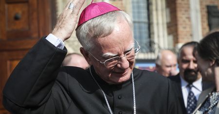 LGBT i "tęczowa zaraza". Apel o pisanie listów ws. dymisji abpa Jędraszewskiego. Ks. Lemański: ja go nie napiszę