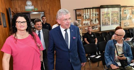 Marszałek Senatu powiedział, po co przed Sejmem stanęły barierki. To ochrona przed "świrami"