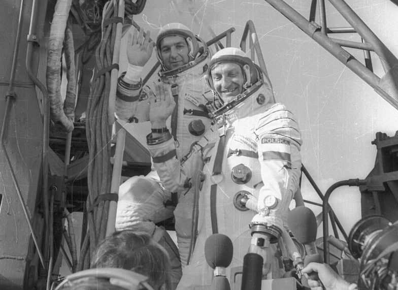 Piotr Klimuk i Mirosław Hermaszewski przed wejściem na pokład Sojuz 30