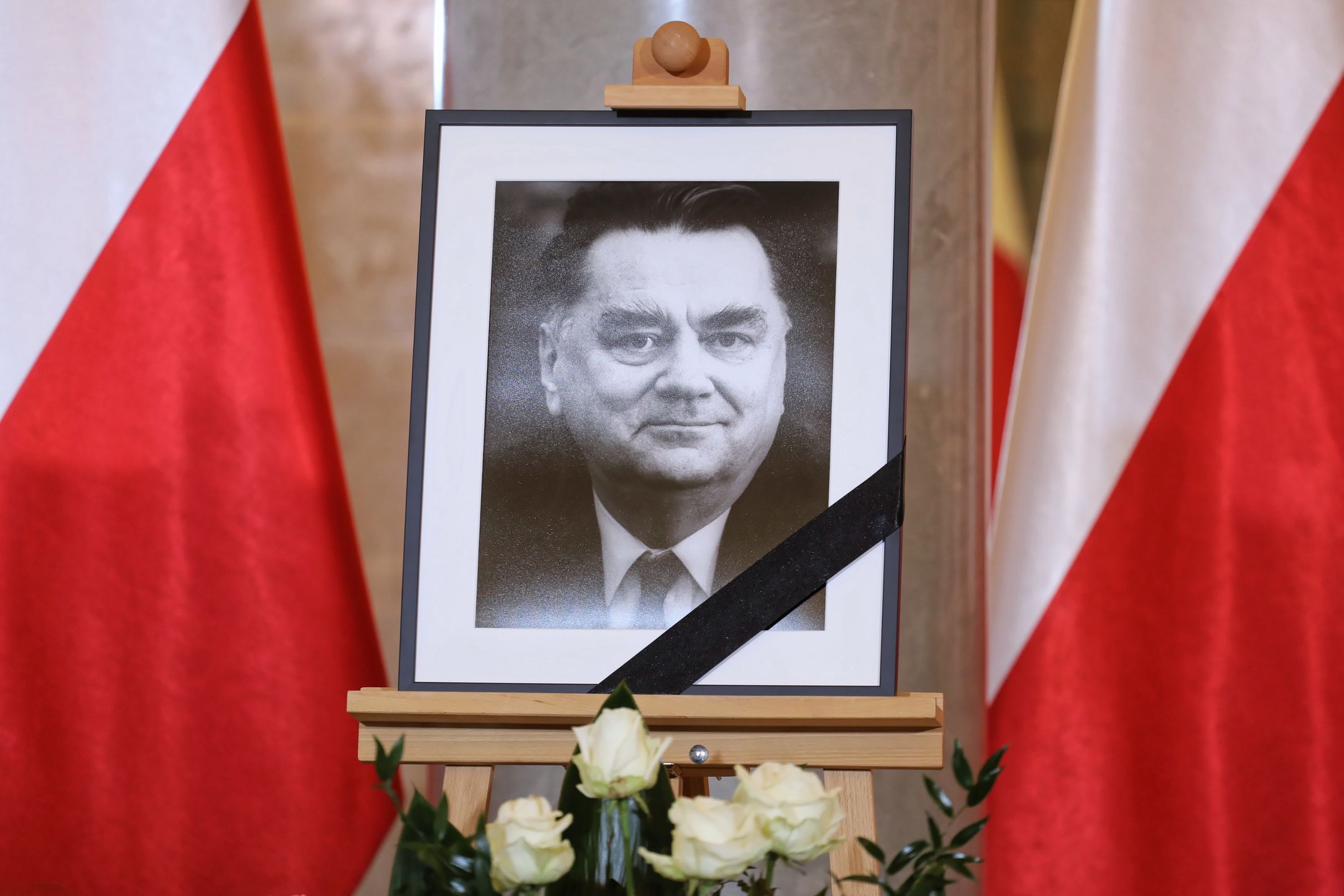 Portret Jana Olszewskiego wystawiony razem z księgą kondolencyjną w kancelarii premiera