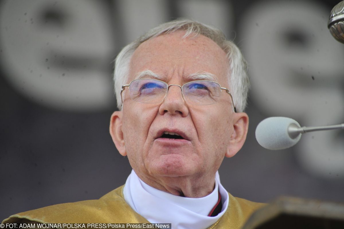 Biskupi bronią Jędraszewskiego. "Modlimy się za ofiary ideologii LGBT+"