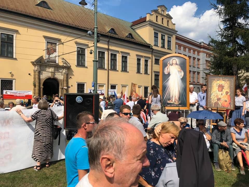 Demonstracja w obronie abp. Marka Jędraszewskiego. Mówił o "tęczowej zarazie"