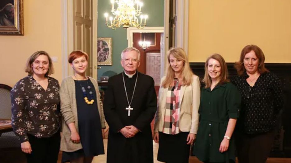 Joanna Adamik (pierwsza od prawej) była szefowa biura prasowego abp. Marka Jędraszewskiego