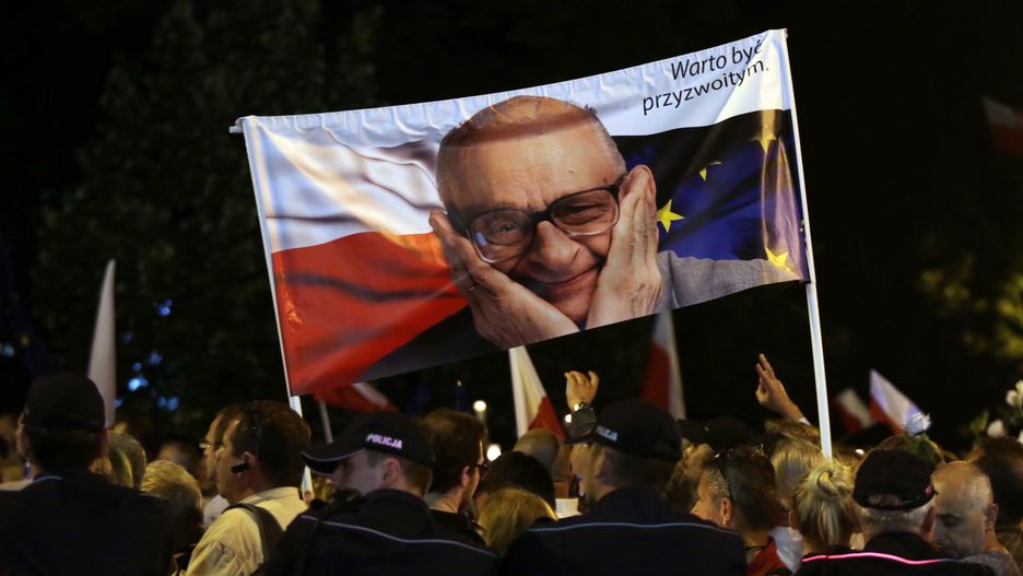 "Warto być przyzwoitym" - mówił Bartoszewski, a stwierdzenie stało się jednym z haseł przeciwników działań PiS