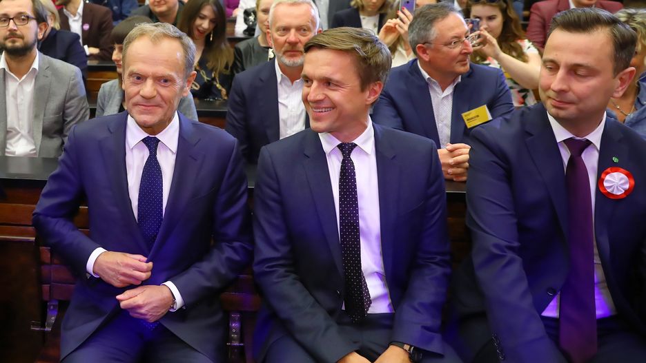 Donald Tusk, Leszek Jażdżewski i Władysław Kosiniak-Kamysz. W tle m.in. Bartłomiej Sienkiewicz.