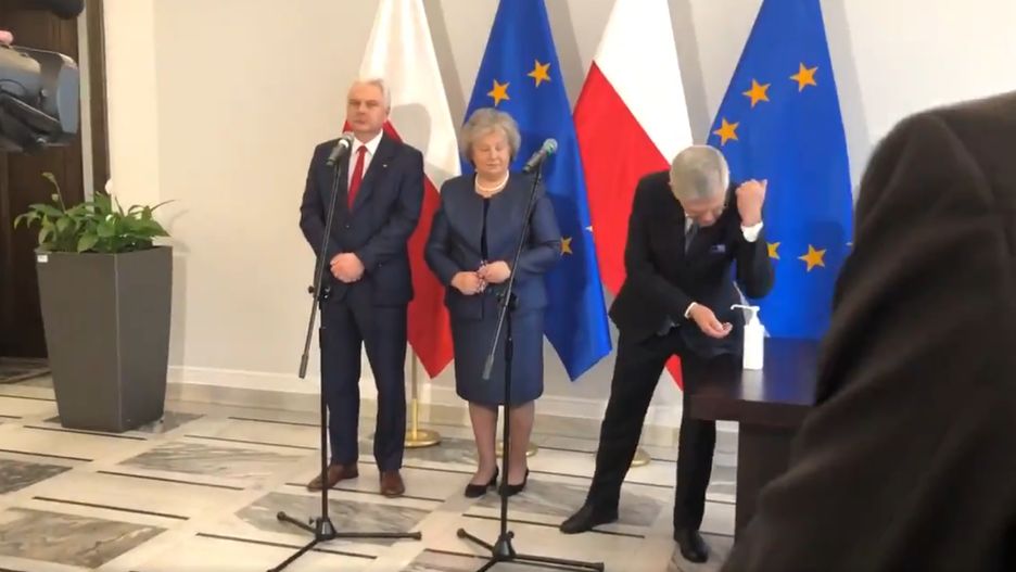 Stanisław Karczewski pokazał, jak należy prawidłowo myć ręce
