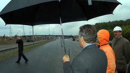 Aleksander Kwaśniewski na budowie węzła wielickiego na południowej obwodnicy Krakowa