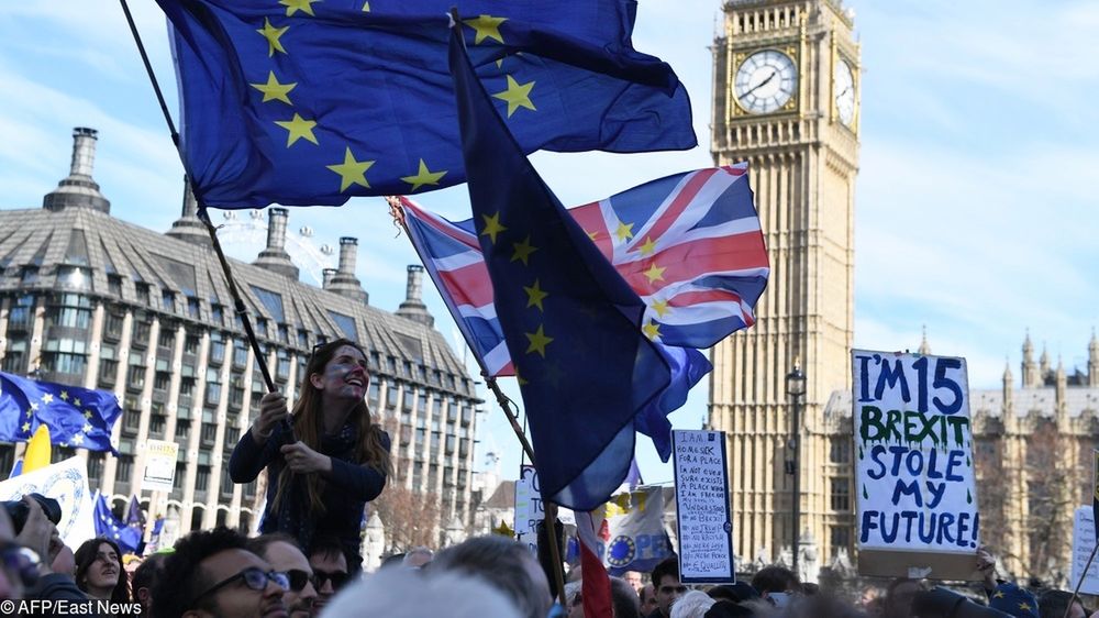 Brytyjska gospodarka ciągle trzyma się mocno, ale nadciągają już czarne chmury.