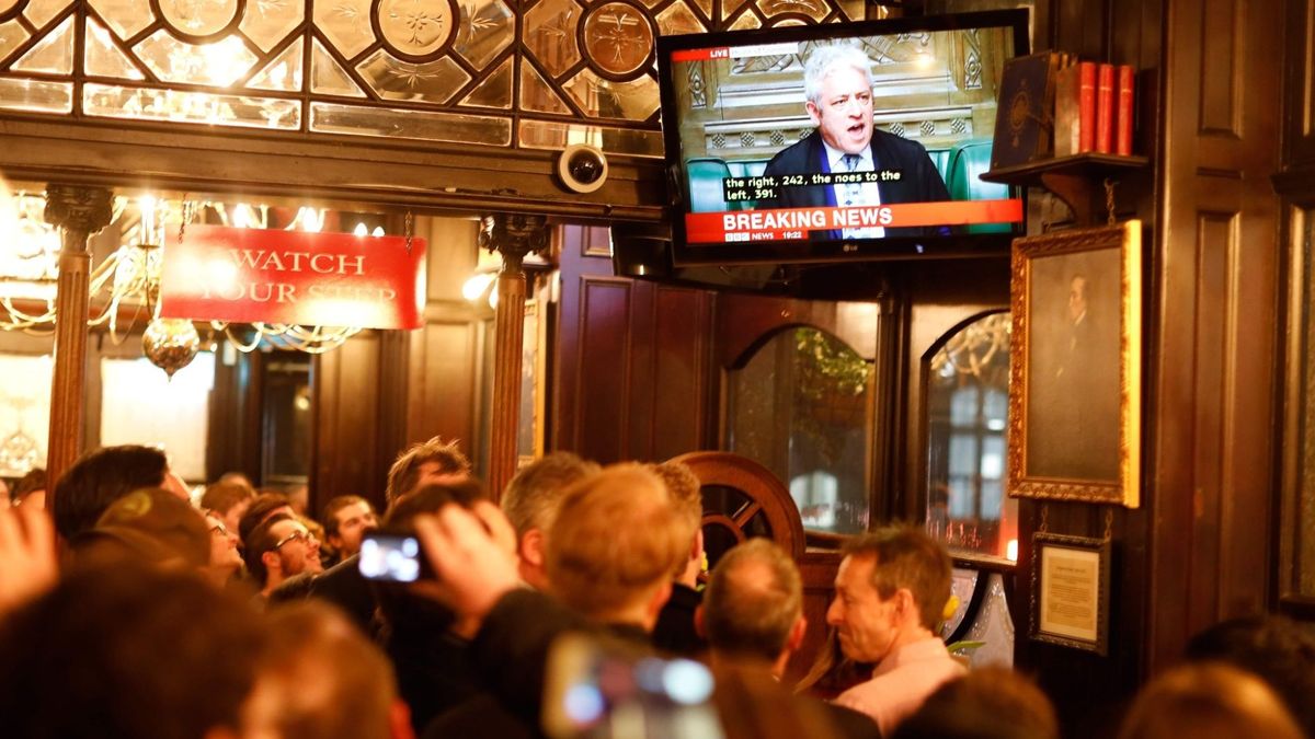 Brytyjczycy w pubie oglądają głosowania nad brexitem - po decyzjach z 14 marca nadal nie znają swojej przyszłości