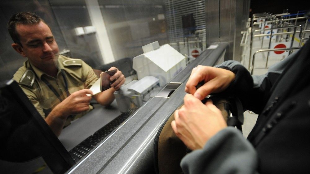 - Sprawdźcie, czy macie ważne paszporty - apeluje do cudzoziemców brytyjskie MSZ.