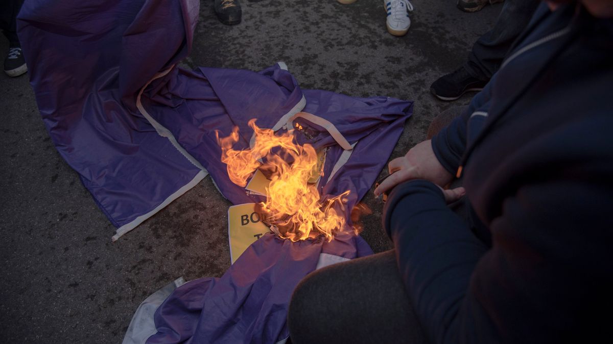 Palenie flagi unijnej w centrum Londynu