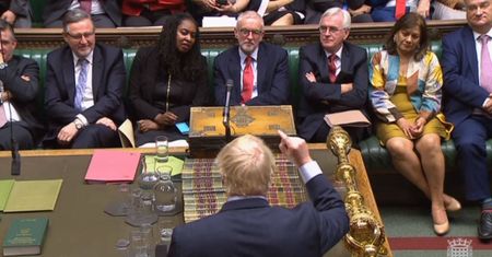 Boris Johnson chwali się nową treścią umowy. W Londynie czeka go problem