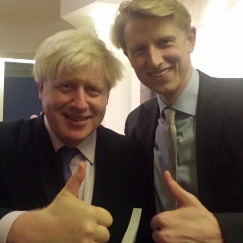 "Sądzę, że wieść o tym, że kolejny Johnson wchodzi do polityki mogłaby przyprawić kilka osób o zawał serca" - mówi Max Johnson. 