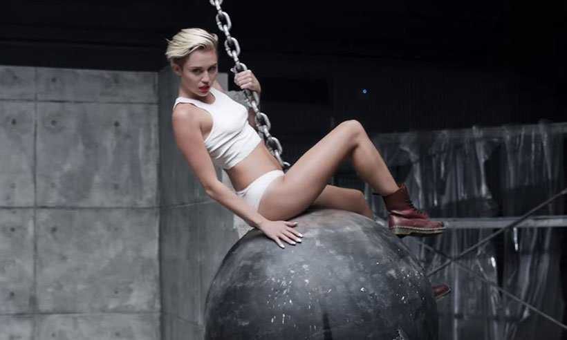 Miley Cyrus w teledysku Wrecking Ball