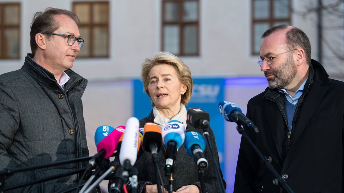 Przewodnicząca Komisji Europejskiej Ursula von der Leyen (w środku)