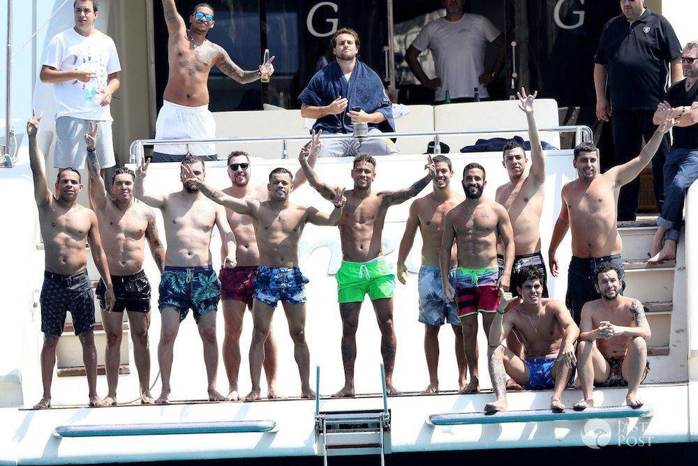 Neymar imprezuje na jachcie