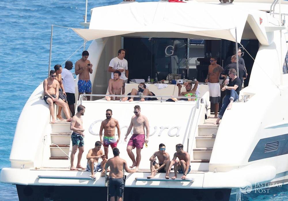 Neymar imprezuje na jachcie