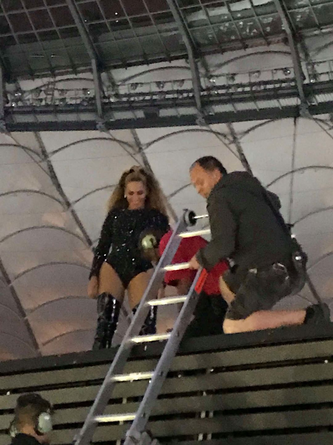 Beyonce schodzi po drabinie. Awaria na koncercie