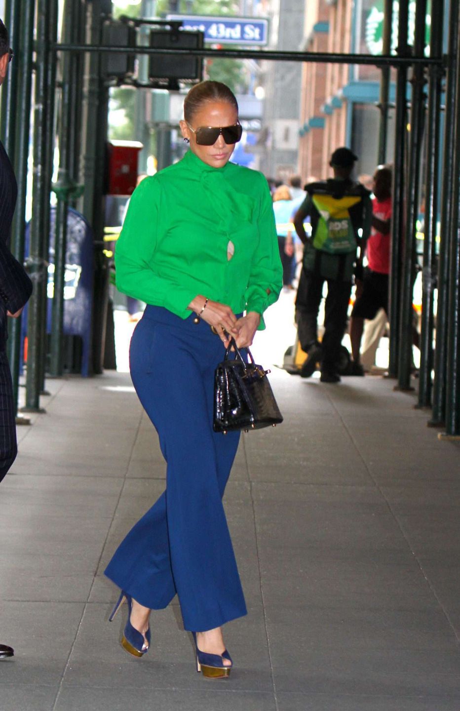 Glamour couple Jennifer Lopez and Alex Rodriguez hold hands as they emerge from the Chrysler Building in Manhattan. New York City, New York - Tuesday August 14, 2018. Photograph: © JP/PacificCoastNews. Los Angeles Office (PCN): +1 310.822.0419 UK Office (Avalon): +44 (0) 20 7421 6000 sales@pacificcoastnews.com FEE MUST BE AGREED PRIOR TO USAGE