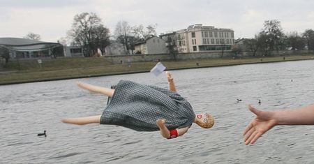 Utopili kukłę Alicji Tysiąc