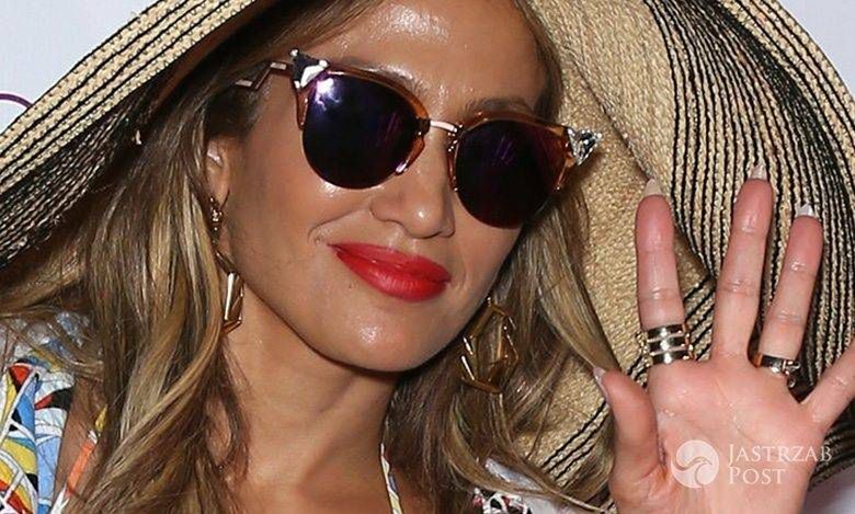 Jennifer Lopez uczy, jak latem kusić ciałem. W kapeluszu, bikini i szortach