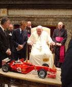 Papież dostał ferrari