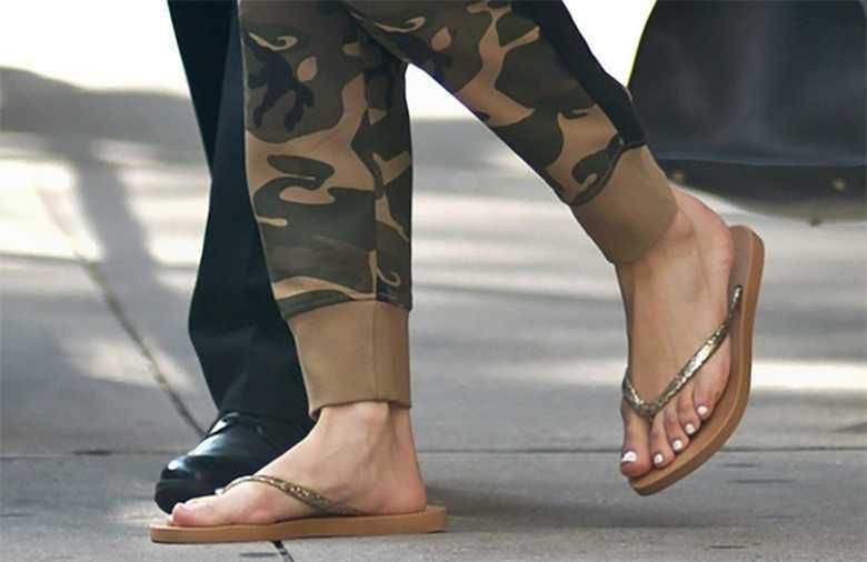 Jennifer Lopez w klapkach