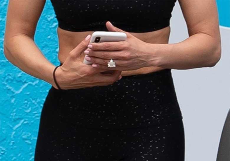 Jennifer Lopez w sportowym staniku wychodzi z siłowni z A. Rodem