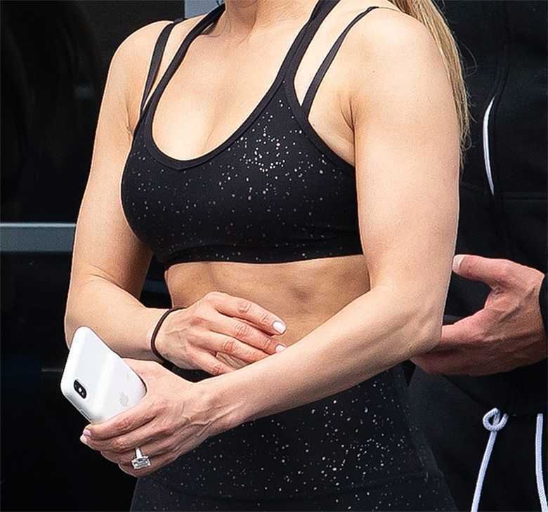 Jennifer Lopez w sportowym staniku wychodzi z siłowni z A. Rodem
