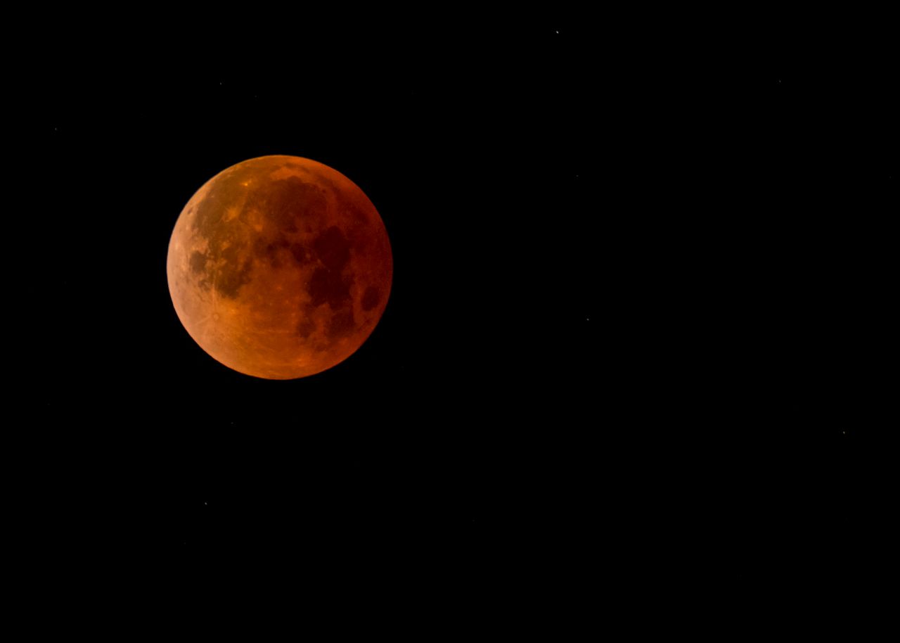 Zaćmienie, Perseidy i rocznica lądowania na Księżycu. Oto kosmiczne atrakcje tych wakacji