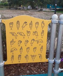 Alfabet migowy na placu zabaw. Wykonawca pomylił języki