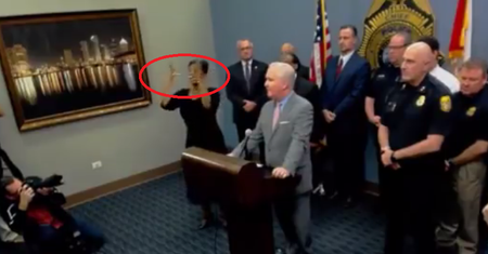 Tłumaczka migowego oszukała wszystkich. Kuriozum na konferencji