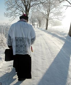 Przyjmujesz księdza po kolędzie. Potem czytasz o sobie i sąsiadach w raporcie parafialnym